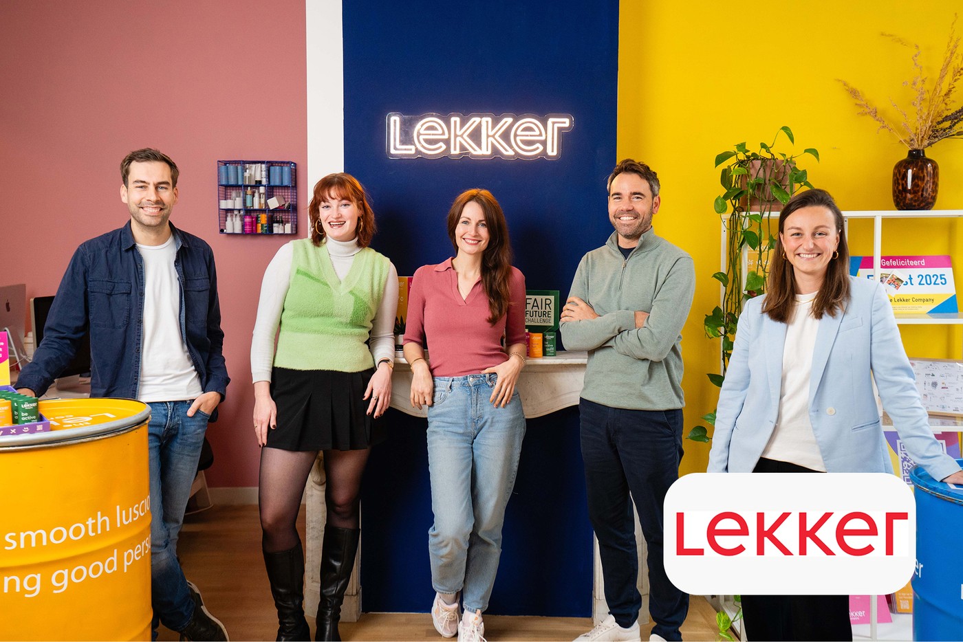 L'équipe de Lekker Company debout dans un espace de vente au détail dynamique avec une identité visuelle aux couleurs vives et audacieuses