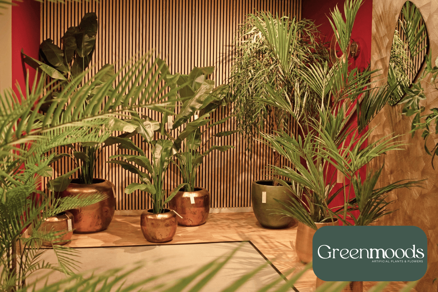 Décoration d’intérieur Greenmoods avec des plantes luxuriantes dans des pots décoratifs sur un fond chaleureux et naturel